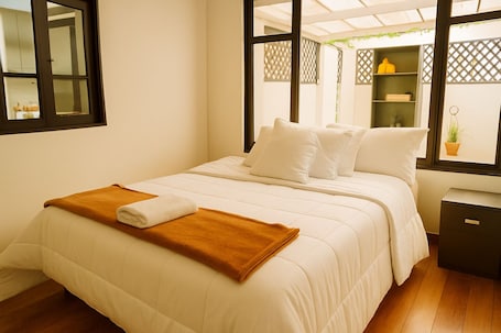 Escritorio, espacio para trabajar con laptop y wifi gratis