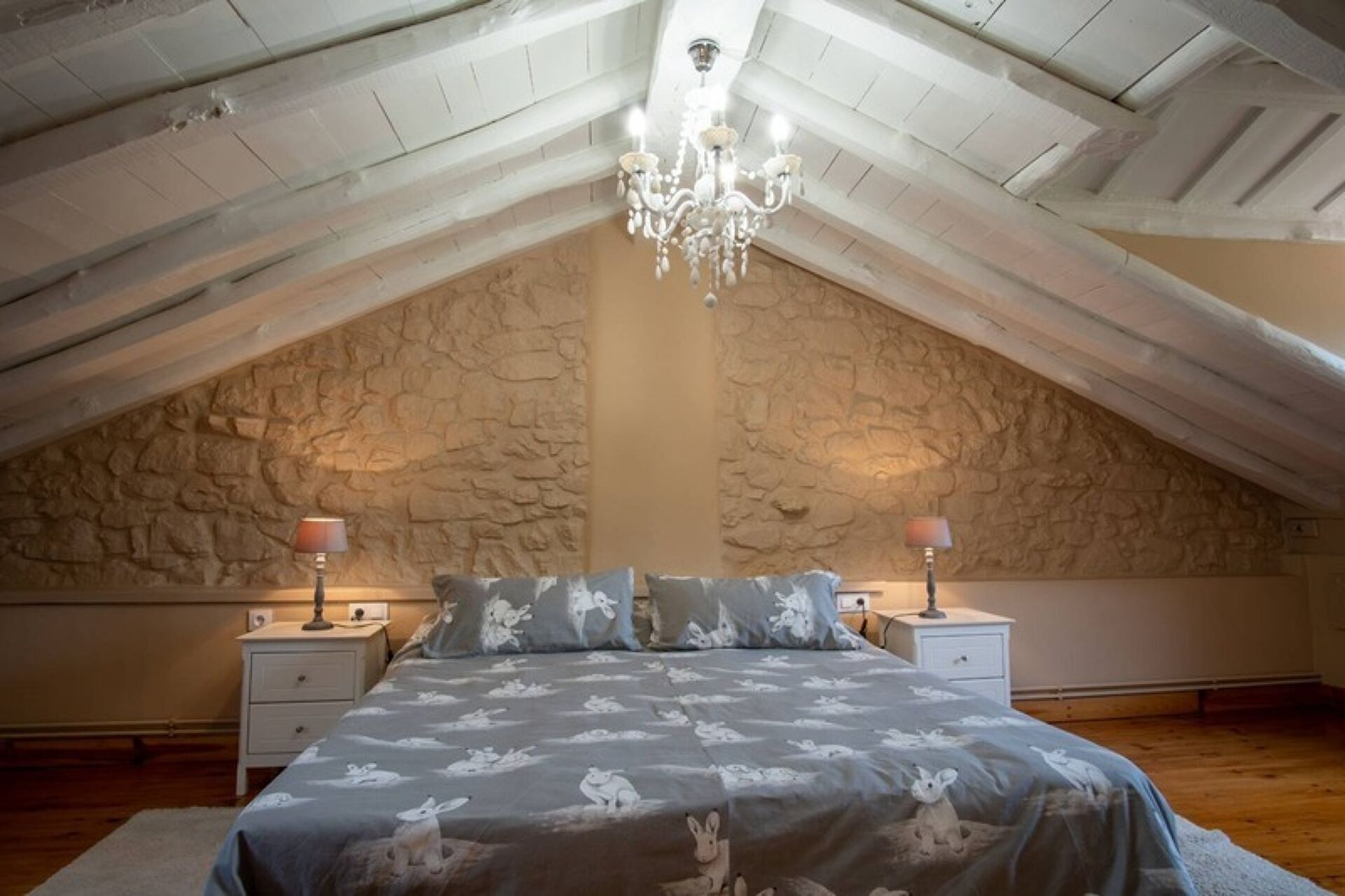 1 slaapkamer, een strijkplank/strijkijzer, beddengoed