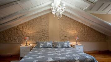 1 slaapkamer, een strijkplank/strijkijzer, beddengoed