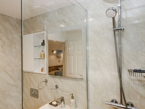 Shower, hair dryer - 8 Thurlestone Rock (Kingsbridge)