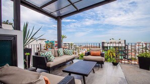 Terrace/patio - Casa Ricky - Calm & Charming 1BR with Rooftop Pool (Puerto Vallarta)