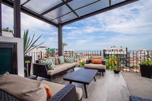 Terrace/patio - Casa Ricky - Calm & Charming 1BR with Rooftop Pool (Puerto Vallarta)