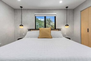 5 bedrooms, desk, iron/ironing board, travel cot - Miami Retreat w/ Sunset Rooftop, Pool & Game Room (Miami)