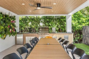 Outdoor dining - Miami Retreat w/ Sunset Rooftop, Pool & Game Room (Miami)