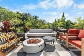 Terrace/patio - Miami Retreat w/ Sunset Rooftop, Pool & Game Room (Miami)