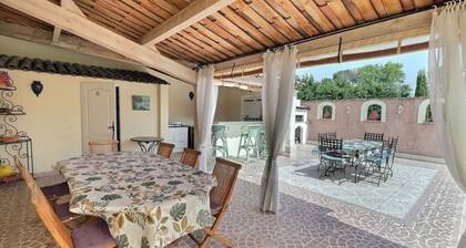 Appartement de vacances indépendant pour 2 adultes, avec piscine.