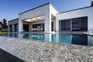 Villa, 4 slaapkamers, privézwembad, uitzicht op tuin | Zwembad | Een buitenzwembad