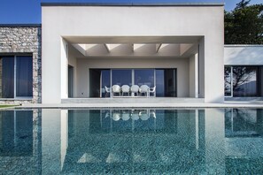 Vila, 4 quartos, piscina particular, vista para o jardim | Piscina | Piscina externa