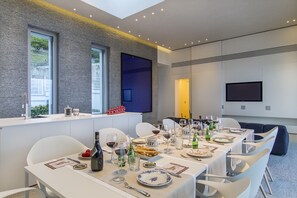 Villa, 4 Bedrooms, Private Pool, Garden View | Dining room