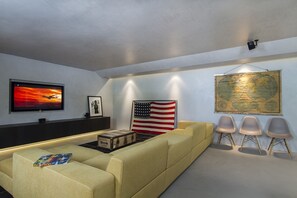 Vila, 4 quartos, piscina particular, vista para o jardim | Sala de estar