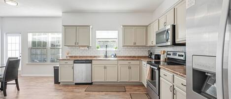 Kylskåp, mikrovågsugn, ugn och spishäll