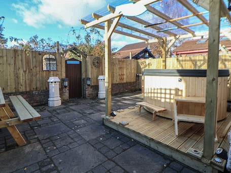 Cottage | Property grounds. 57 Broadway West