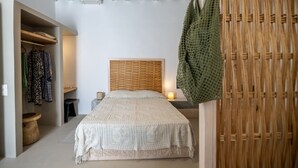 Ein Schlafzimmer mit Bett, Nachttisch und Kleiderschrank.