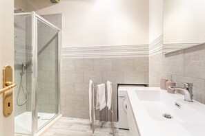 Shower, hair dryer, bidet, towels - Oca Living (Roma)