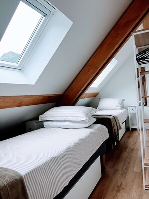 Room - 2 BEDROOMS, MODERN QUALITY FURNISHINGS, FULLY EQUIPPED KITCHEN, CENTRAL LOCATION, WIFI, TV (Le Bourg d'Oisans)