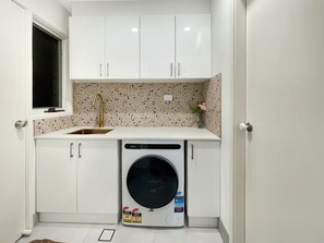 House | 1 bedroom, Internet - Metawise Cozy Family Room4 in Shared Home Free Parking (Sydney)