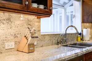 House | 2 bedrooms, Internet - Bright Family Getaway Large Backyard Oasis Patio (Santa Ana)