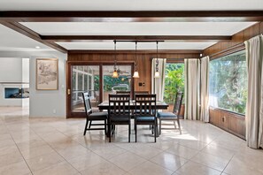 House | 2 bedrooms, Internet - Bright Family Getaway Large Backyard Oasis Patio (Santa Ana)