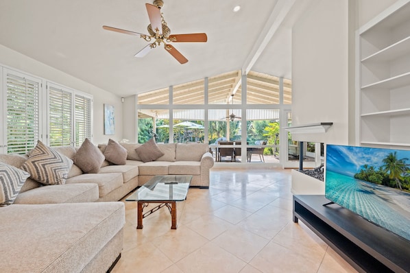 House | 2 bedrooms, Internet - Bright Family Getaway Large Backyard Oasis Patio (Santa Ana)