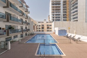 Room - Stayshort - Studio Unit in JVC Sleeps 3 With Balcony (Dubai)