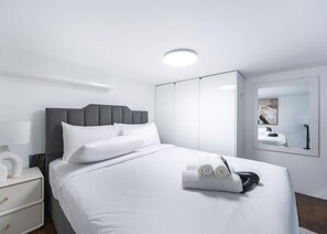 Room - Stayshort - Studio Unit in JVC Sleeps 3 With Balcony (Dubai)