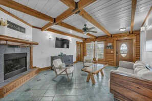 TV - ShangriLog- log cabin at the beach (Carolina Beach)