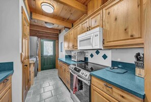 Fridge, microwave, oven, stovetop - ShangriLog- log cabin at the beach (Carolina Beach)