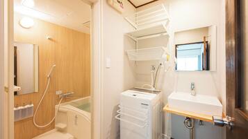 Quarto família | Banheiro | Secador de cabelo, shampoo, papel higiênico