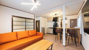 Family Room | Desk, free WiFi