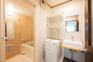 Ensemble douche/baignoire, sèche-cheveux, bidet, serviettes fournies