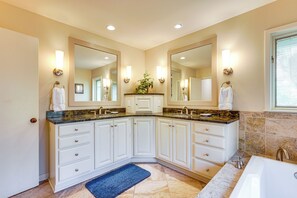 A modern bathroom with two sinks, a large mirror, and a bathtub. - Golf & Tennis Paradise: Lagoon-front Kiawah Home (Kiawah Island)