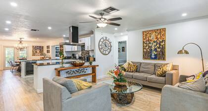 Near 5th Ave & Beach! Family-friendly Naples Home