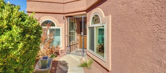 附有覆蓋式露台與私人庭院的阿布奎基度假屋