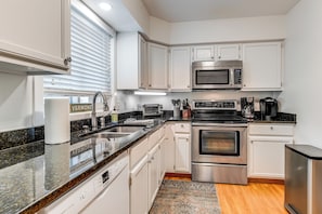 Apartment (3 Bedrooms) | Interior - 7 Mi to Stowe Mtn! Riverfront Retreat on Main St (Stowe)