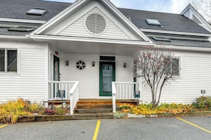 Interior - 7 Mi to Stowe Mtn! Riverfront Retreat on Main St (Stowe)