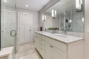 Apartment (3 Bedrooms) | Interior - 7 Mi to Stowe Mtn! Riverfront Retreat on Main St (Stowe)