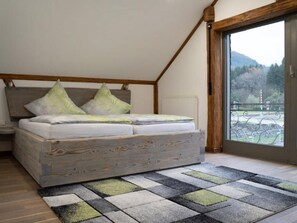 2 bedrooms, WiFi, bed sheets - Holiday Apartment 1 at the Organic Farm (Burladingen)