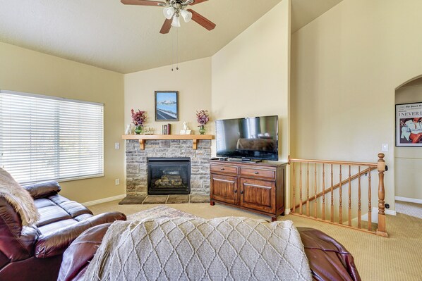 A living room with a fireplace, a television, and a staircase. - Park City Area Lodge: 9 Mi to Timber Lakes (Heber City)