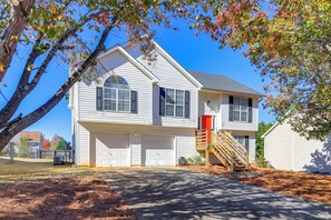 House (4 Bedrooms) | Interior - 2 Mi to Town: Bright Home w/ Deck in Mcdonough! (McDonough)
