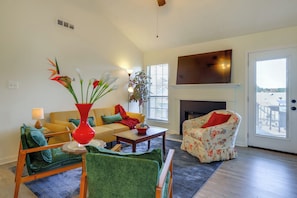House (4 Bedrooms) | Interior - 2 Mi to Town: Fully Equipped Georgia Home w/ Deck! (McDonough)
