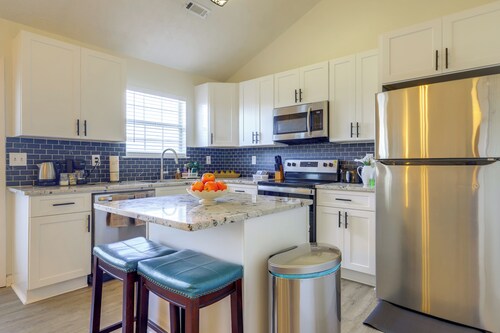 2 Mi to Town: Bright Home w/ Deck in Mcdonough!