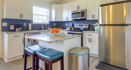 2 Mi to Town: Bright Home w/ Deck in Mcdonough!