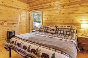 Interior - Fish & Hike: Wooded Circle P Cabin in Murphy (Murphy)