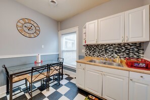 Apartment (3 Bedrooms) | Interior - Walkable Racine Retreat! 1 Mi to Lake Michigan (Racine)