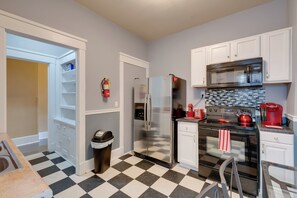 Apartment (3 Bedrooms) | Interior - Walkable Racine Retreat! 1 Mi to Lake Michigan (Racine)