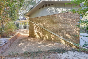 A brick exterior wall with a wooden deck and a window. - Eastern Shore Golf Studio, Close to Hospitals! (Daphne)