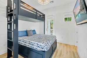 2 bedrooms, iron/ironing board, free WiFi, bed sheets - Cozy Cottage with Modern Comforts Near Beach & Pools @ Cinnamon Shore South (Port Aransas)