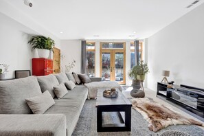 Smart TV, fireplace - Bohome Chicago |  4BR + Sauna + Chefs Kitchen (Chicago)