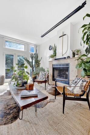 Smart TV, fireplace - Bohome Chicago |  4BR + Sauna + Chefs Kitchen (Chicago)