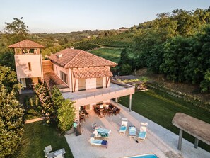 Outdoor dining - Villa Architetti by Italita, a luxury villa infinity pool and pool bar. (Garbazzola)